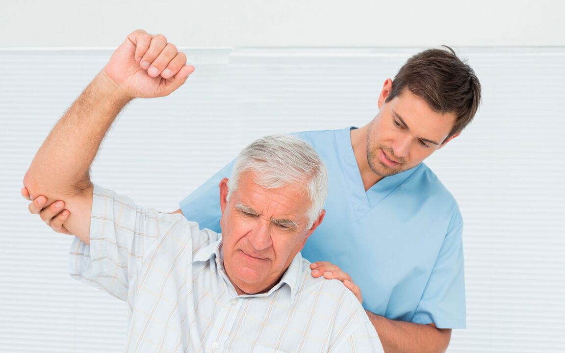 Dokter ënnersicht e Patient mat Schëllerarthrose